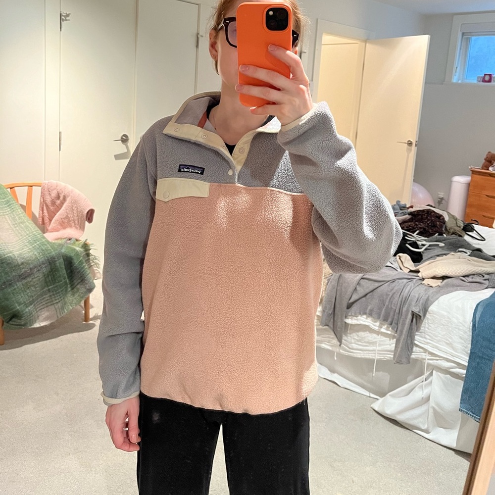 Patagonia Light Weight Synchilla Snap-T Pullover in fun pink/grey colour way.